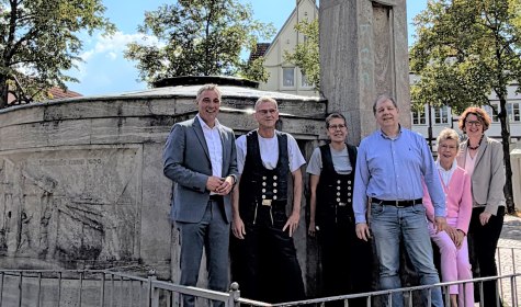 Vor der anstehenden Dachsanierung des historischen Bad Salzuller Brunnendenkmals trafen sich an der Paulinenquelle auf dem Salzhof zum Besichtigungstermin (von links) B&uuml;rgermeister Dirk Tolkemitt, Holger Menke und D&ouml;rthe Holzmeier (beide Handwerksbetrieb HM-Dachtechnik, Bad Salzuflen), Dr. Stefan Wiesekopsieker, HVV-Vorsitzender), Brigitte Scheuer (stellv. HVV-Vorsitzende) und Manuela Buchholz (Untere Denkmalbeh&ouml;rde, Stadt Bad Salzuflen). , &copy; Stadt Bad Salzuflen