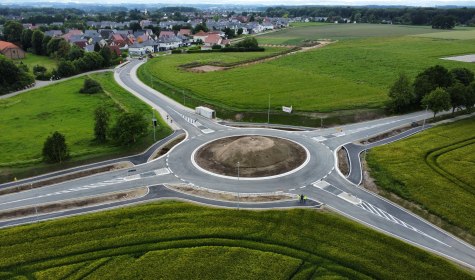 Die neue Bad Salzufler Kreisverkehrsanlage &bdquo;Lockhauser Stra&szlig;e&ldquo; wurde fr&uuml;her als geplant fertiggestellt, die fortan das Baugebiet S&uuml;dfeld erschlie&szlig;t und die Sicherheit f&uuml;r Verkehrsteilnehmende verbessert., &copy; Stadt Bad Salzuflen