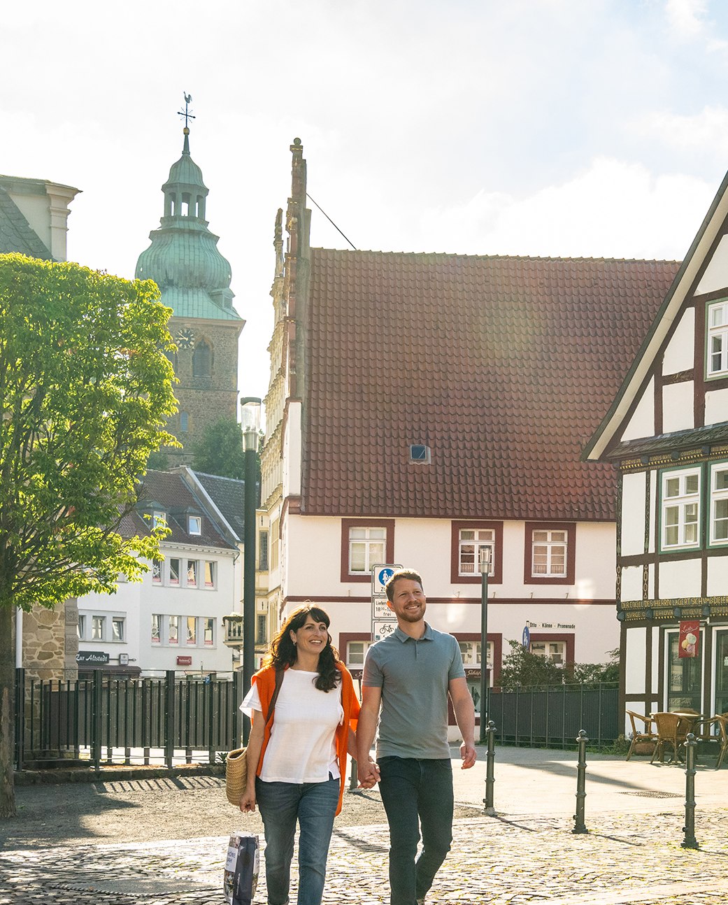 Bad-Salzuflen-Salzhof-Teutoburger-Wald-Tourismus-D-Ketz-007, © Stadt Bad Salzuflen / D. Ketz Ein Paar spaziert über den Salzhof in Bad Salzuflenm Fachwerkhäuser und Stadtkirche im Hintergrund