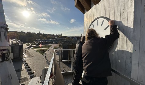 In luftiger Höhe werden die Ziffernblätter aus den Aussparungen entnommen. , © Stadt Bad Salzuflen In luftiger Höhe werden die Ziffernblätter aus den Aussparungen entnommen. , © Stadt Bad Salzuflen