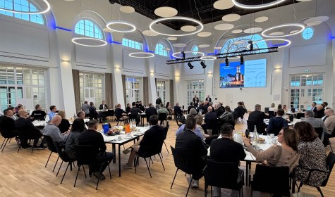 Ein Bild aus dem Inneren des Kurhauses w&auml;hrend der Klartext-Veranstaltung, viele Personen sitzen im Saal und h&ouml;ren einem Vortrag zu, &copy; Stadt Bad Salzuflen