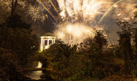 Der Leopold im Kurpark Bad Salzuflen erstrahlt im Licht des bunten Feuerwerks, © Stadt Bad Salzuflen / C.Schwier Die Stadt Bad Salzuflen lädt zum großen Silvester Open-Air am 31. Dezember 2025 in den Kurpark, wo das neue Jahr mit einem visuell-spektakulären Höhenfeuerwerk wie im vergangenen Jahr eingeläutet wird.