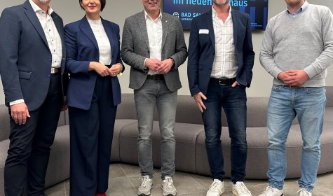 Ein Gruppenfoto mit Alexander Seiz (Geschäftsführer Kohl & Partner), Anna-Lisa Davidovic (Leiterin GESUNDWERK Bad Salzuflen), Bürgermeister Dirk Tolkemitt und Ralf Hammacher (Fachbereichsleitung Touristik, Gesundheit und Kultur) sowie Alexander Bleifuß (Fachdienstleiter Tourismus, Marketing und Gesundheit), © Stadt Bad Salzuflen Ein Gruppenfoto mit Alexander Seiz (Geschäftsführer Kohl & Partner), Anna-Lisa Davidovic (Leiterin GESUNDWERK Bad Salzuflen), Bürgermeister Dirk Tolkemitt und Ralf Hammacher (Fachbereichsleitung Touristik, Gesundheit und Kultur) sowie Alexander Bleifuß (Fachdienstleiter Tourismus, Marketing und Gesundheit), © Stadt Bad Salzuflen