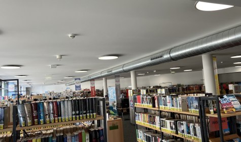 Ein Foto der neuen LED-Beleuchtung in der Stadtbücherei, © Stadt Bad Salzuflen