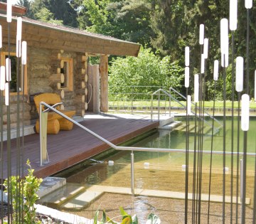 In der Dämmerung ist die Seesauna mit Naturbadeteich nicht nur was fürs Auge, sondern auch für die Seele - VitaSol Therme Bad Salzuflen., © VitaSol Therme GmbH