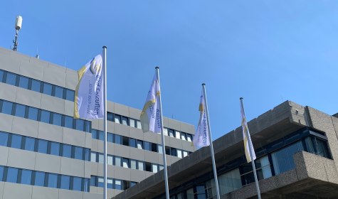 Vier Fahnen hängen an Fahnenmasten im Wind vor dem Rathaus der Stadt. Die Fahnen haben die Aufschriften - Bad Salzuflen...ich fühl mich wohl - und - Herzlich Willkommen - , © Stadt Bad Salzuflen