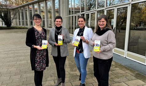 Sybille Lüdecke (Gleichstellungsbeauftragte), Paula Sophie Prüssner (Leitung Stadtbücherei), Anika Humme (stellv. Leitung Volkshochschule) und Sonja Beinlich (Leitung Stadtarchiv) präsentieren das neue Programm der SalzuflerFrauenPower, © Stadt Bad Salzuflen