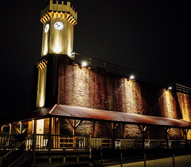 Gradierwerk mit Uhrenturm bei Nacht, © Stadt Bad Salzuflen / S. Strothbäumer