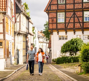 Bad Salzuflen-Altstadt-Teutoburger-Wald-Tourismus-D-Ketz-013, © Teutoburger Wald / Stadt Bad Salzuflen / D. Ketz Spaziergang neben einem der ältesten Häuser von Bad Salzuflen