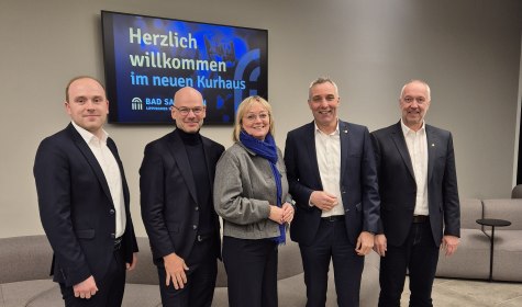 Der Wirtschaftsstandort Bad Salzuflen im Blickpunkt: Frank Heinkel (Wirtschaftsf&ouml;rderer der Stadt Bad Salzuflen), B&uuml;rgermeister Dirk Tolkemitt, IHK-Vizepr&auml;sident Oliver Vo&szlig;henrich, IHK-Hauptgesch&auml;ftsf&uuml;hrerin Svenja Jochen und Hinrich Schwarze (Moderator, IHK Lippe) , &copy; IHK Lippe