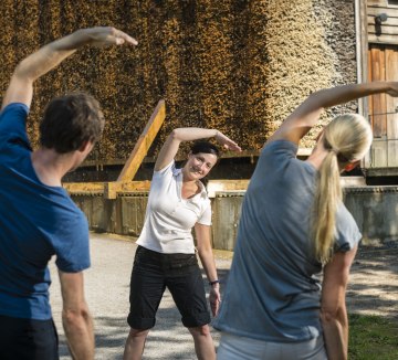 Übungen mit ausgebildetem Fachpersonal des Vitalzentrums vor dem Erlebnisgradierwerk., © Staatsbad Salzuflen GmbH / A. Hub
