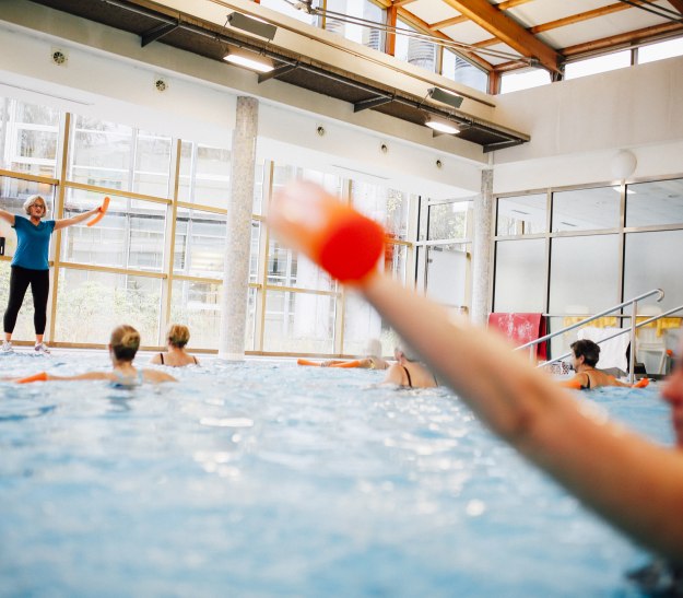 Mit den Aqua-Kursen des Vitalzentrums halten Sie sich fit und können sich vollständig auspowern. Besonderes Highlight ist dabei das Schwimmen in der Thermalsole., © Staatsbad Salzuflen GmbH / S. Strothbäumer