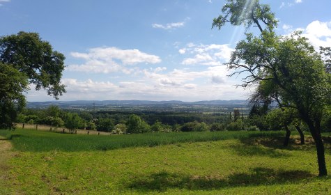 die zweite Etappe Hansaweg führt zum Hollenstein mit fantastischer Aussicht, © Stadt Bad Salzuflen/K. Paar