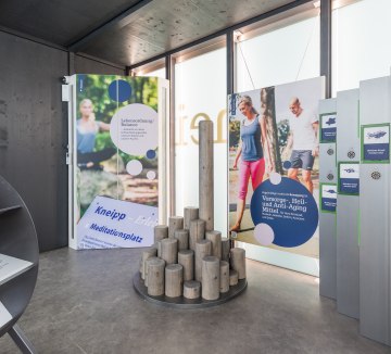Interaktives Pavillion zum Thema Kneipp, bei dem Besucher durch selbst ausprobieren lernen., © Staatsbad Salzuflen GmbH / D. Neuschaefer-Rube