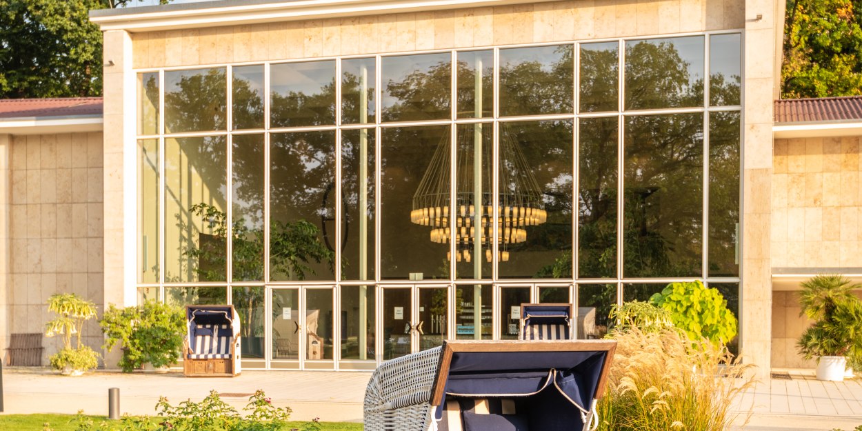 Die Wandelhalle lädt zum Flanieren und Wandeln ein. Außerdem können Sie im Brunnenhaus täglich Ihre Soletrinkkur genießen., © Teutoburger Wald Tourismus / Dominik Ketz