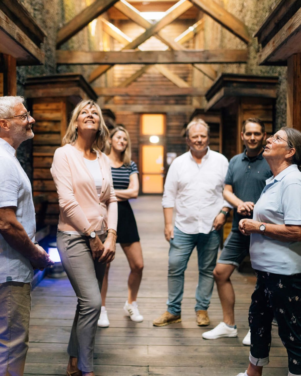 Stadtführung Bad Salzuflen im Gradierwerk Eine Gruppe von Menschen steht im Elebnis-Gradierwerk und lauscht den Ausführungen der Stadtführerin