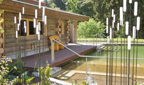 In der Dämmerung ist die Seesauna mit Naturbadeteich nicht nur was fürs Auge, sondern auch für die Seele - VitaSol Therme Bad Salzuflen., © VitaSol Therme GmbH