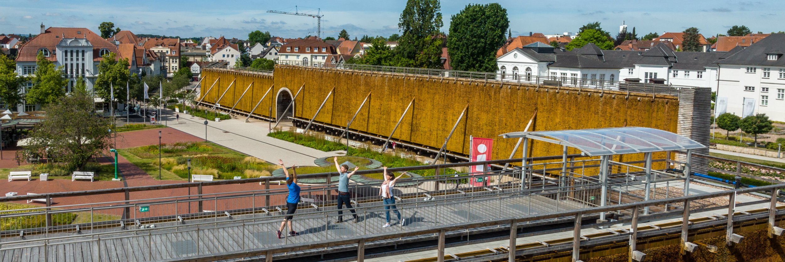 genießen Sie den Rundblick über Kurpark, Tourist Information, Uhrenturm und Gradierwerke von der Aussichtsplattform, © Teutoburger Wald Tourismus/Dominik Ketz