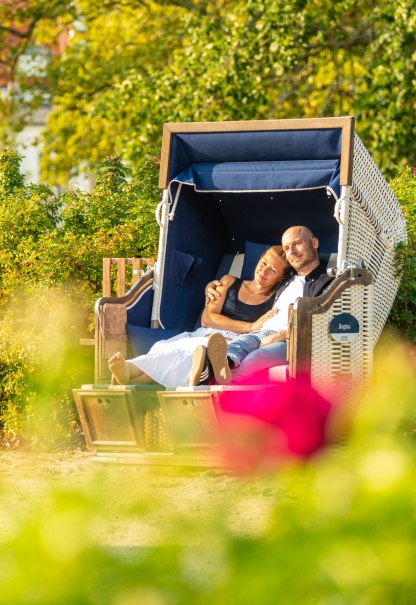 Im Bad Salzufler Kurpark laden Strandkörbe zum Entspannen und Verweilen ein. , © Teutoburger Wald Tourismus/Dominik Ketz