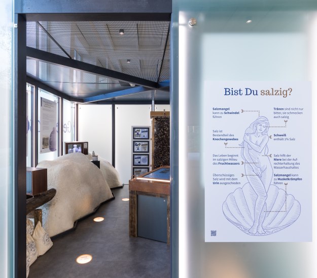 Die digital-interaktive Austellung der Wandelhalle informiert Sie über mehrere Stationen über die Salzufler Geschichte sowie die Ortgebunden Heilmittel Sole und Kneipp., © Staatsbad Salzuflen GmbH / D. Neuschaefer-Rube