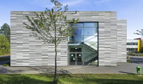 Bei sonnigem Wetter ist ein Geb&auml;udeteil der Hauptschule Lohfeld zu sehen, &copy; Jan Voth