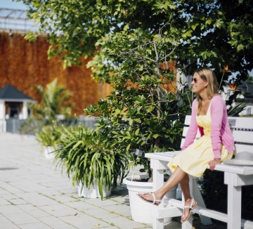 Gradierwerk Frau auf Baumelbank Kurpark Sommer, © Staatsbad Salzuflen GmbH / S. Strothbäumer