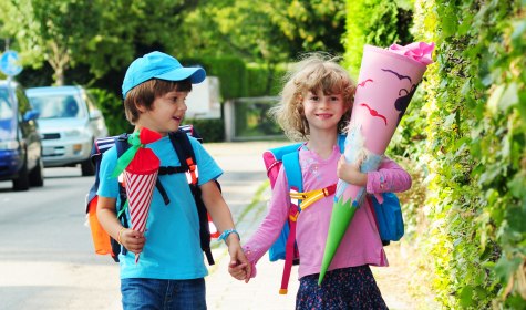 Kinder auf dem Weg zur Schule, © Fotofreundin – stock.adobe.com