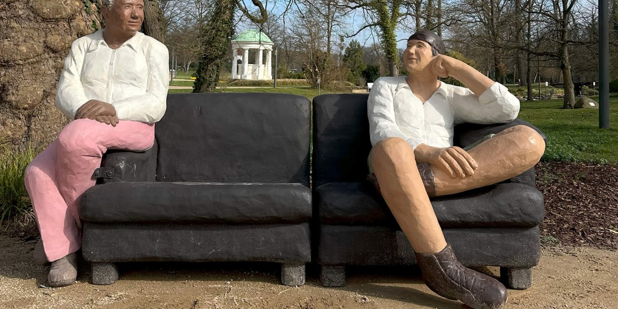 Alltagsmenschen Sofa, © Stadt Bad Salzuflen Skulptur Alltagsmenschen auf Sofa