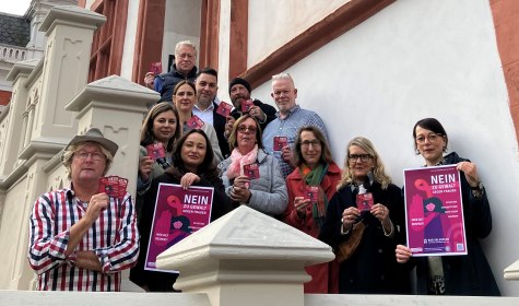 : Solidarität in Bad Salzuflen: Gastronomie, Innerwheel Club und Stadtverwaltung setzen im November ein deutliches Zeichen gegen Gewalt an Frauen mit rund 1000 Motto-Bierdeckeln und begleitenden Plakaten. Zur Verteilung trafen sich stellvertretend für alle an der Kampagne die Gastrowirtinnen und -wirte Jürgen Ortmann (Anno 66), Georgiana Bizimi (Zum Salzsieder), Anette Göllner (Zur Kate), Katrin Hoppe (Innerwheel Club Lemgo-Bad Salzuflen), Ina Schröder (Präsidentin Innerwheel Club Lemgo-Bad Salzuflen), Gleichstellungsbeauftragte Sybille Lüdecke, Stefania Bizimi (Zum Salzsieder), Maren und Ersin Dag (Hofbräuhaus), Andreas Gaus (Heimwärts), Joseph Westfeld (Lebenslang) und Bolli Bollhöfer (Stadtgespräch). , © Stadt Bad Salzuflen