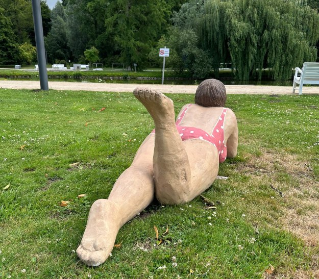 Die Badende, © Stadt Bad Salzuflen Die Skulptur zeigt eine Person im Badeanzug auf der Liegewiese