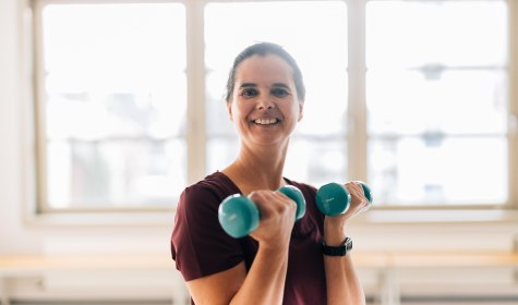 Aktiv im Winter_Frau mit Hanteln, &copy; Stadt Bad Salzuflen / S. Strothb&auml;umer