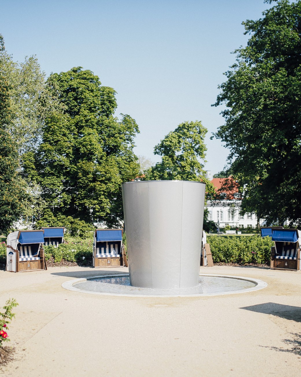 Solestrand, Strandkörbe im Kreis, Trinkbecher, Wasser, Bäume, Kurpark, © Staatsbad Salzuflen GmbH / S. Strothbäumer