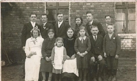 Die historische Aufnahme zeigt die polnische Familie Bolewski 1935 anl&auml;sslich der Hochzeit eines der Br&uuml;der von Stefan Bolewski (hintere Reihe, Zweiter von links), der sechs Jahre sp&auml;ter in Bad Salzuflen hingerichtet wird. Der j&uuml;ngste Bruder, der 2023 verstorbene Antoni Bolewski, steht in der ersten Reihe ganz rechts., &copy; Stadtarchiv Bad Salzuflen