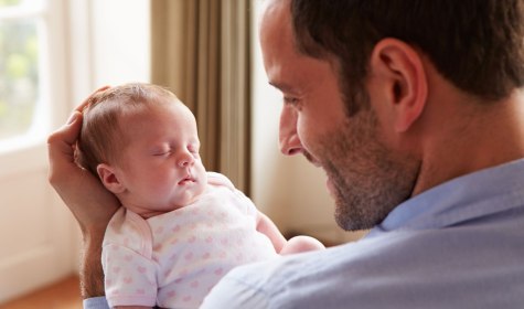 Vater mit Baby, © Monkey Business/stock.adobe.com