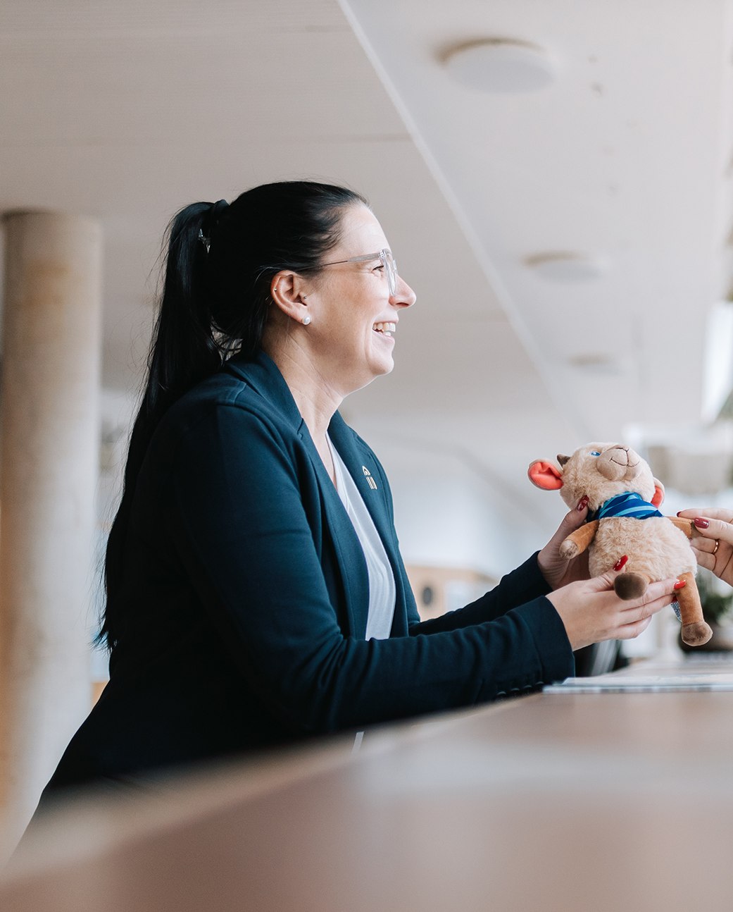 Beratung zu Produkten in der Tourist-Information, &copy; Stadt Bad Salzuflen / M. Adamski