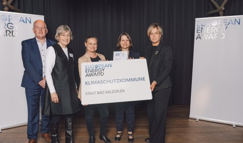 Im Rahmen einer Preisverleihung in Düsseldorf wurde die Stadt Bad Salzuflen erfolgreich für das Qualitätsmanagement
European Energy Award rezertifiziert. Bei der Urkundenübergabe dabei waren (von links) Reiner Tippkötter (energielenker projects GmbH, Greven) Ilga Schwidder (Geschäftsführerin Bundesgeschäftsstelle European Energy Award),
Ulrike Niebuhr (Fachbereichsleiterin Stadtentwicklung und Umwelt, Stadt Bad Salzuflen), Susanne Lübker (Energie-
Team & Fachbereich Stadtentwicklung und Umwelt, Stadt Bad Salzuflen) sowie Mona Neubaur (Ministerin für Wirtschaft, Industrie, Klimaschutz und Energie des Landes NRW)., © Bundesgeschäftsstelle European Energy Award