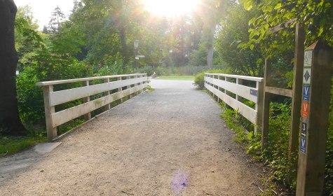 barrierearmer Wanderweg führt über ebenerdige Wege, die gut mit Rollstuhl und Rollator begehbar sind