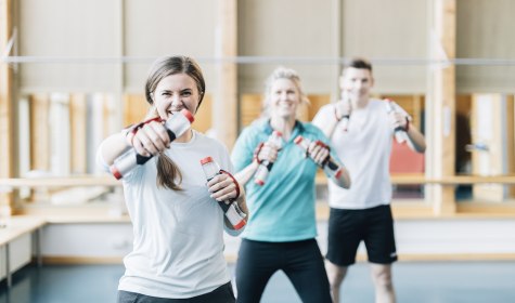 Dieses Fitness-Workout kombiniert verschiedene Trainingsmethoden und nutzt unterschiedliche Fitnessmaterialien für ein abwechslungsreiches und effektives Ganzkörpertraining, © Staatsbad Salzuflen GmbH / Adamski