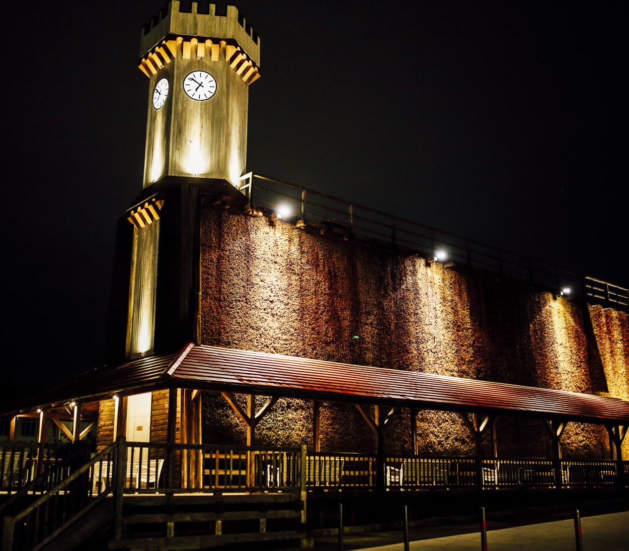 Gradierwerk mit Uhrenturm Abends beleuchtet., © Staatsbad Salzuflen GmbH / S. Strothbäumer