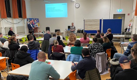 Reges Interesse an einem Elternabend der besonderen Art: Jugendamt und Kreispolizeibeh&ouml;rde informierten, sensibilisierten und diskutierten mit rund 50 Eltern &uuml;ber die ersten Schritte ihrer Kinder in der digitalen Welt. , &copy; Stadt Bad Salzuflen