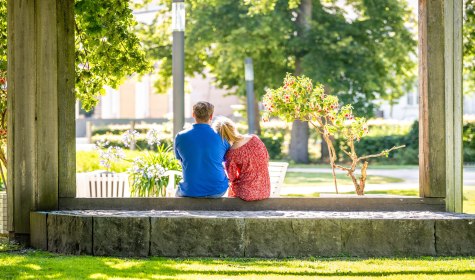 Paar sitzend im Kurpark, © Stadt Bad Salzuflen / Teutoburger Wald Tourismus / D.Ketz Paar sitzend im Kurpark, © Stadt Bad Salzuflen / Teutoburger Wald Tourismus / D.Ketz
