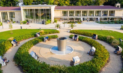 Blick auf den Solestrand vor der Wandelhalle Bad Salzuflen, © Teutoburger Wald/Domink Ketz